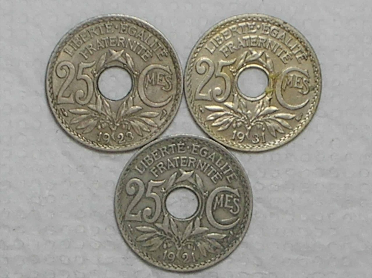 França) 25 Centimes - 1921/1923/1931 / Holed center / Ni / box30
