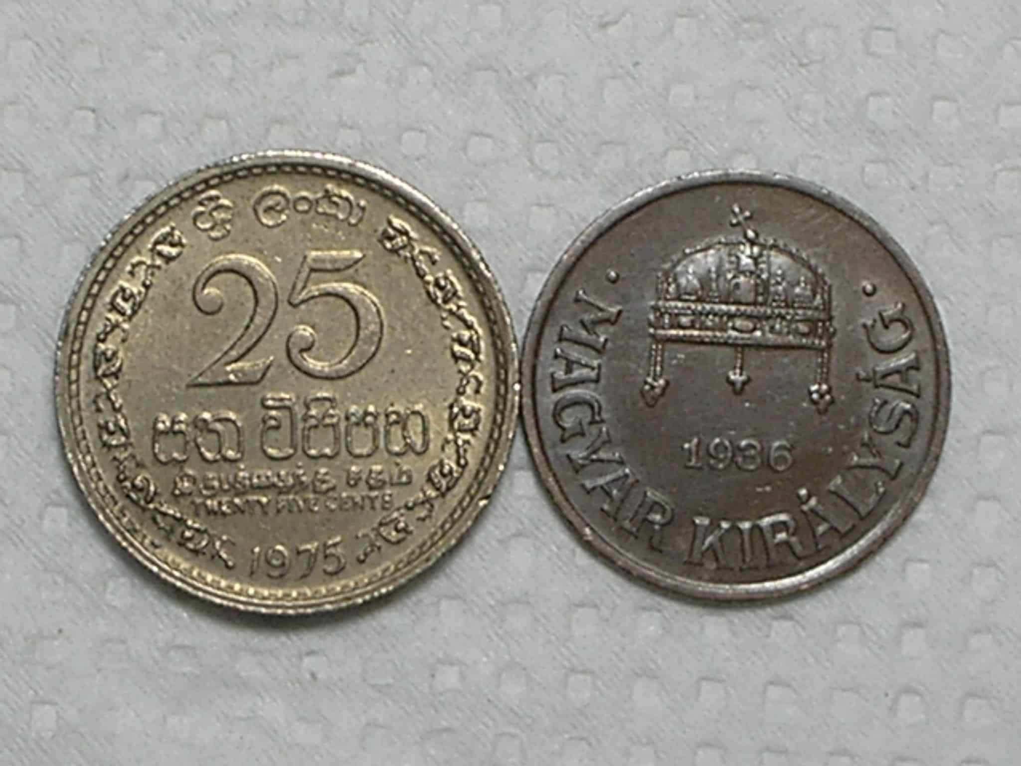Ceylon) 25 Cents - 1975 + Hungria) 1 Filler - 1936 / Bz/al / box29