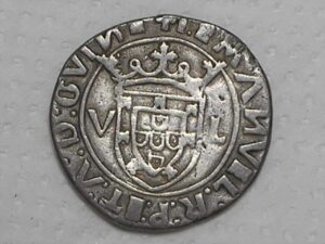 " Portugal) Tostão - 1509 a 1521 (Sem data) / D. Manuel I - (VL)- Lisbôa / Anv. :Emanuel:R:Et:A:D:Gvine: / Rev. Cruz com 3 pontos no pé - In Hoc signo vinces / Prata / Muito Rara / p.01
