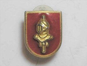 :Pin com simbolo militar armadura medieval capacete e espada, com prendedor, 2 cm maior lado, metal, esmaltado