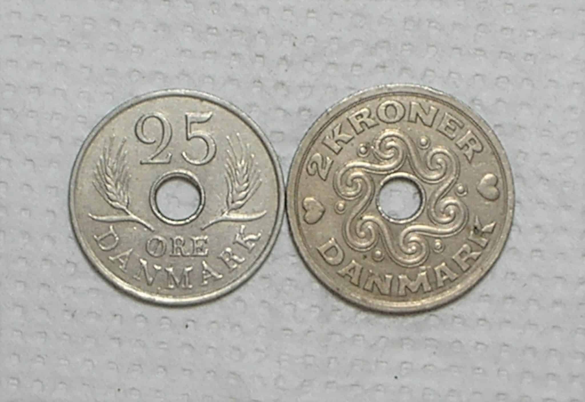 Dinamarca) 25 Ore - 1967 + 2 Kroner - 1992 / Holed center / Cu/Ni / box39