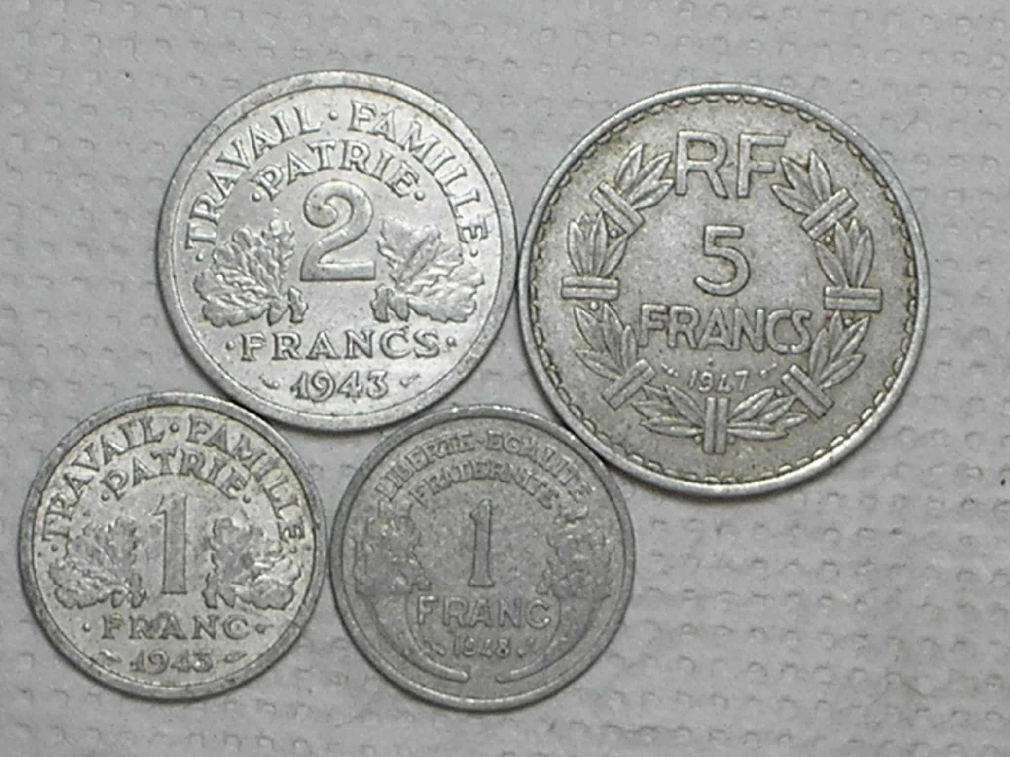 França) 1 Franc - 1943/1948 + 2 Francs 1943 + 5 Francs - 1947- Clodes 9 / 31mm / /Al / box40
