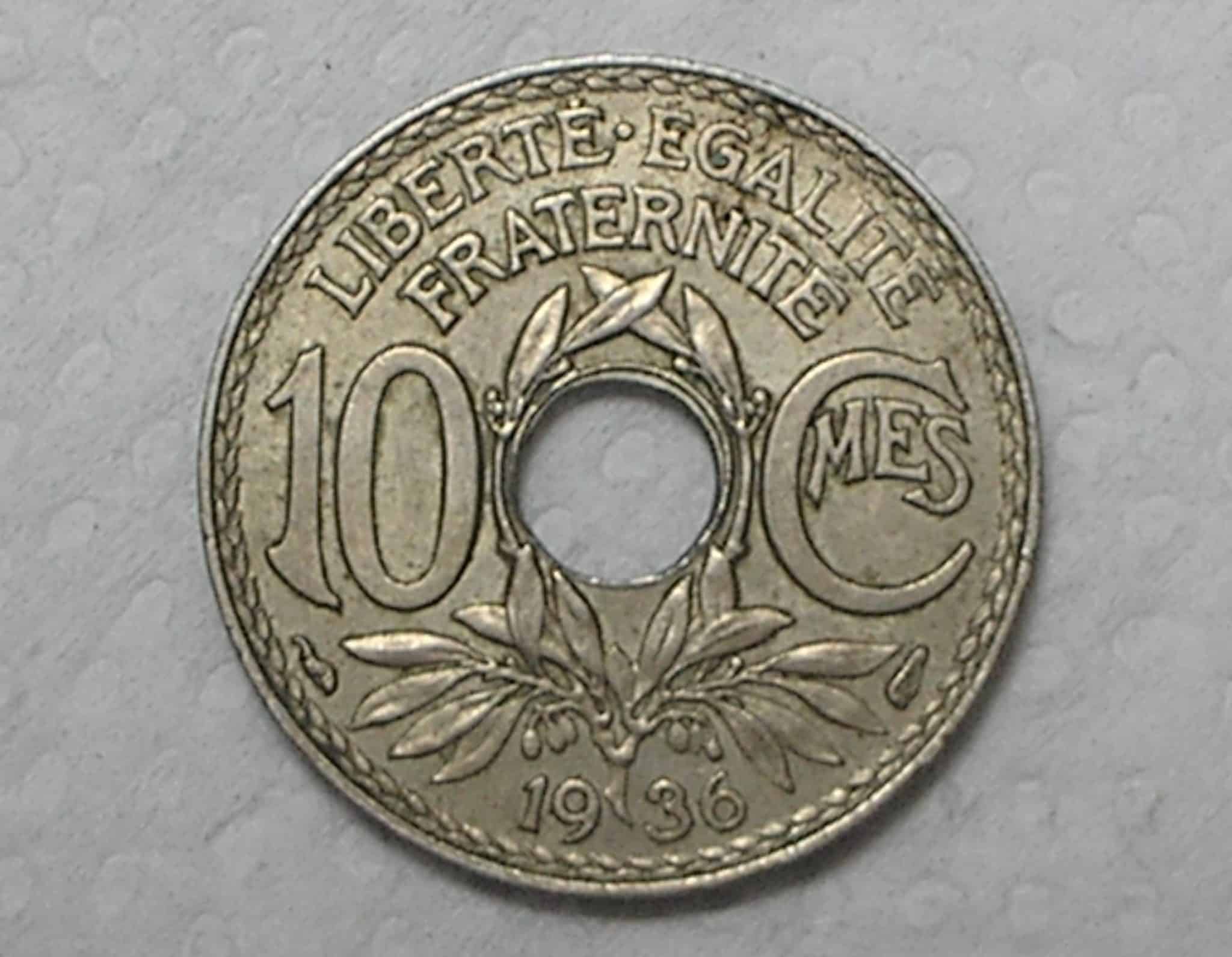França) 10 Centimes - 1936 / Holed center / Co/Ni / box34