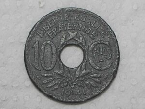 França) 10 Centimes - 1941 - Dash belox Cmes / 2ª Guerra / Holed center / Zinco / box34