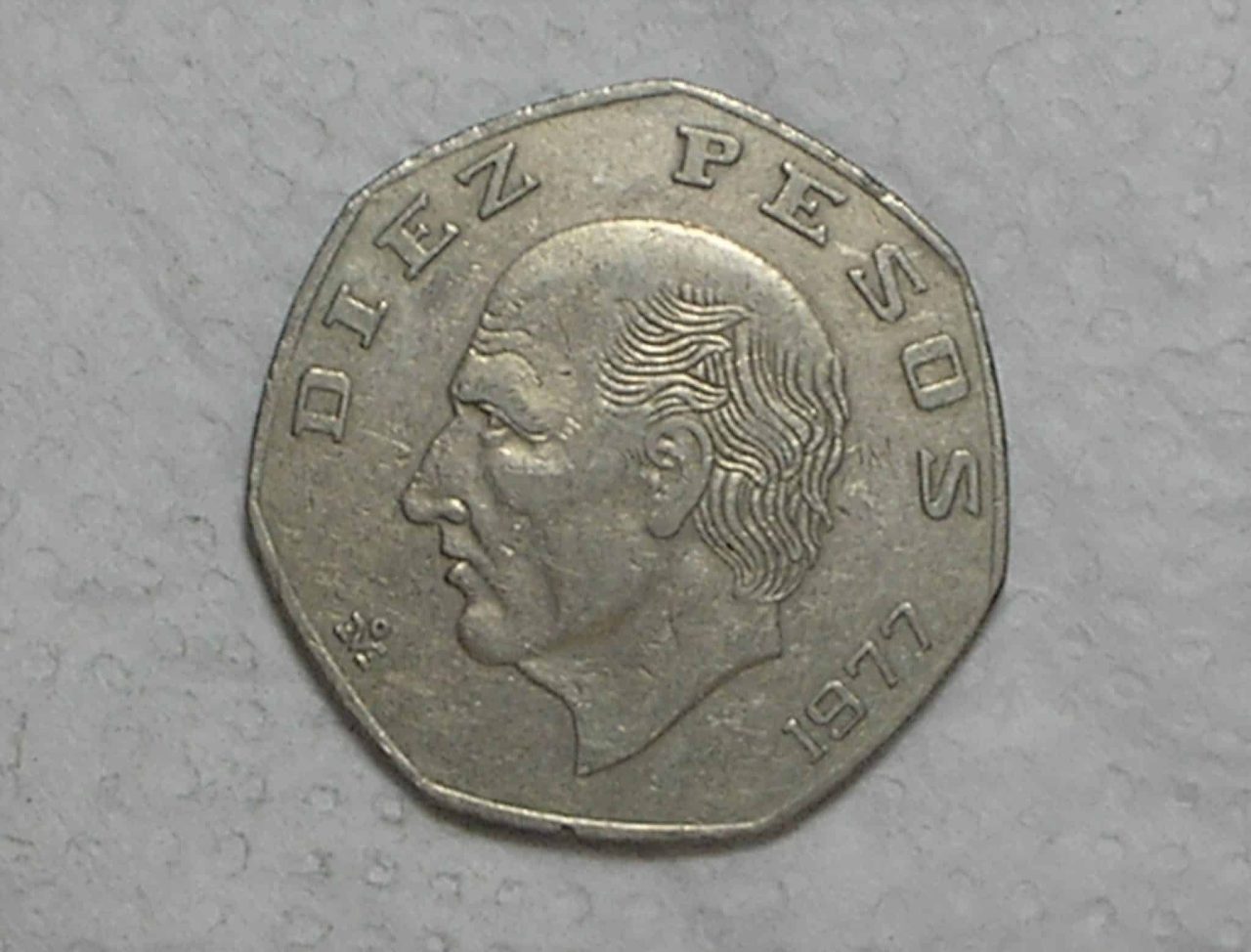 México) 10 Pesos - 1977 - Heptágono / Co/Ni / box36