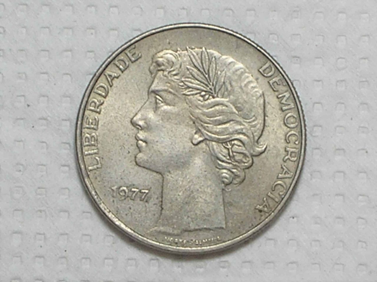 Portugal) 25 Escudos - 1977 / Co/Ni / Sob / box38