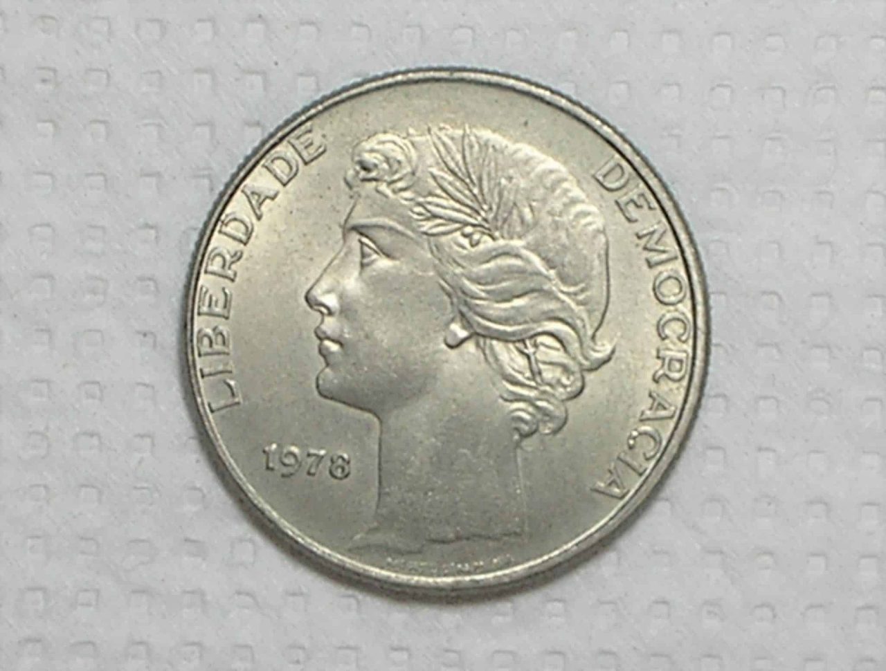 Portugal) 25 Escudos - 1978 / Co/Ni / Flor de cunho / box38