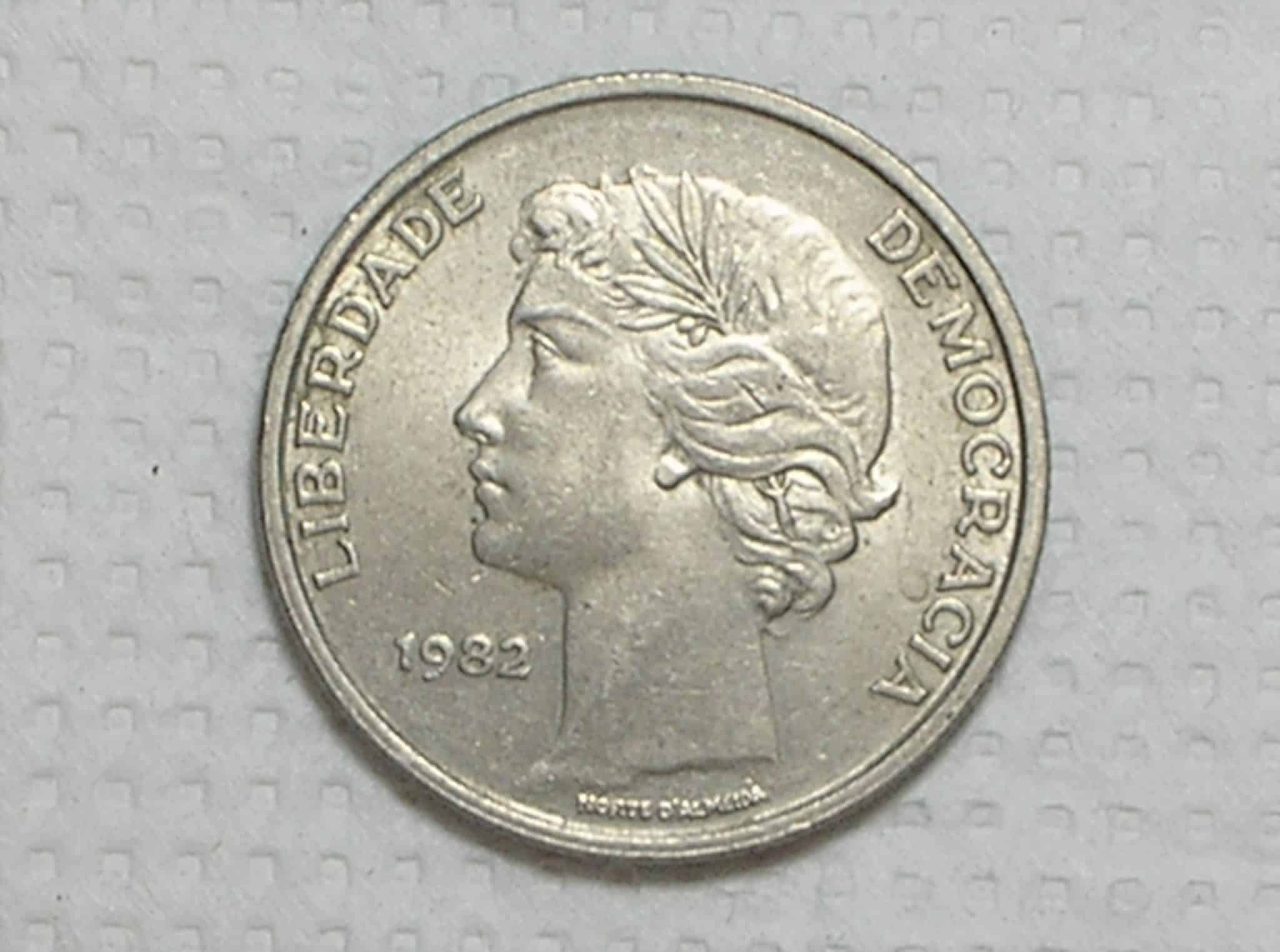 Portugal) 25 Escudos – 1982 / Co/Ni / Sob / box38