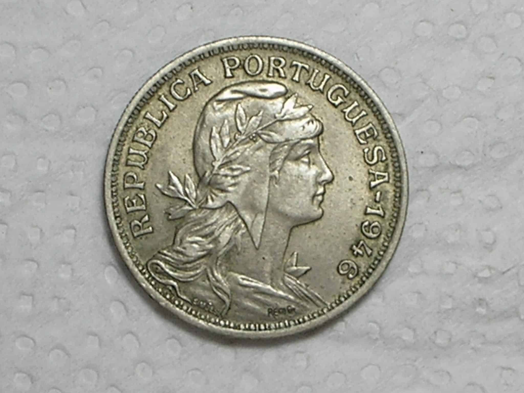 Portugal) 50 Centavos - 1946 / Co/Ni / Sob / box37