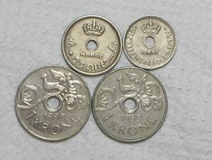 Noruega) 10 Ore - 1947 / 25 Ore - 1924 / 1 Krone - 1998/1999 / Holed center / Cu/Ni / box41