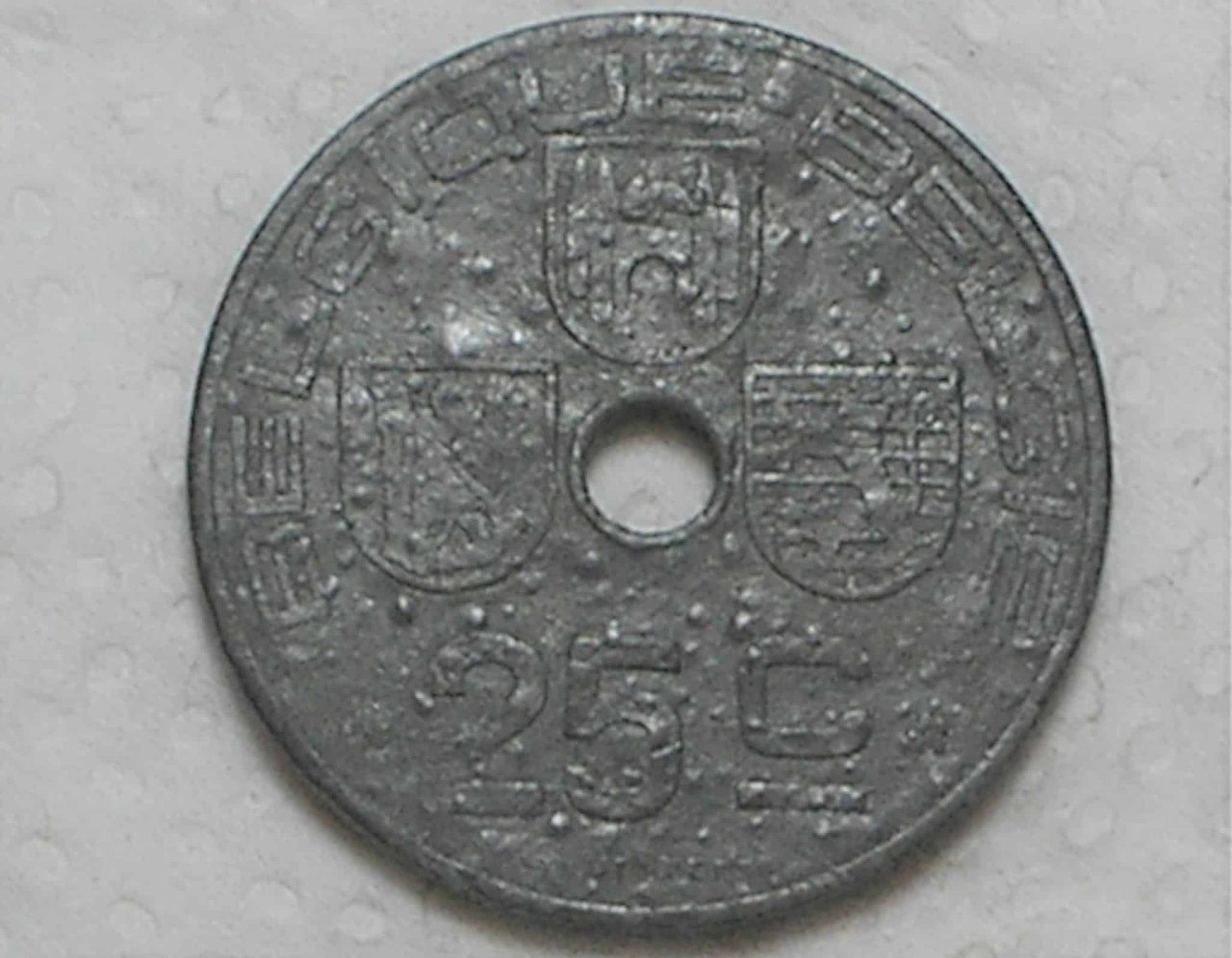 Belgica) 25 Centimes - 1942 - Holed center / 2ª Guerra / Zinc / box43