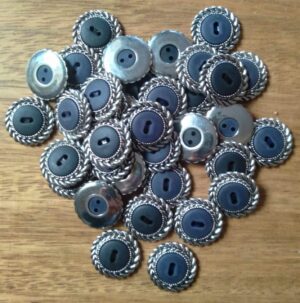 Botao 2 furos 2cm beirada metal. Valor de cada