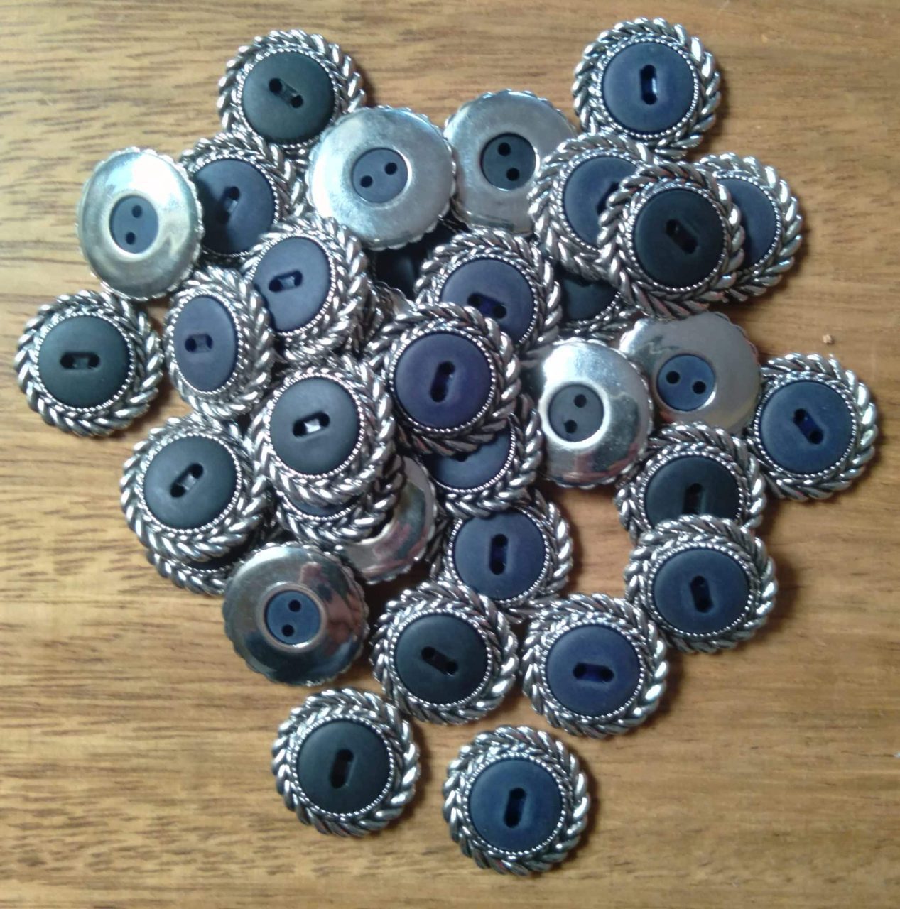 Botao 2 furos 2cm beirada metal. Valor de cada