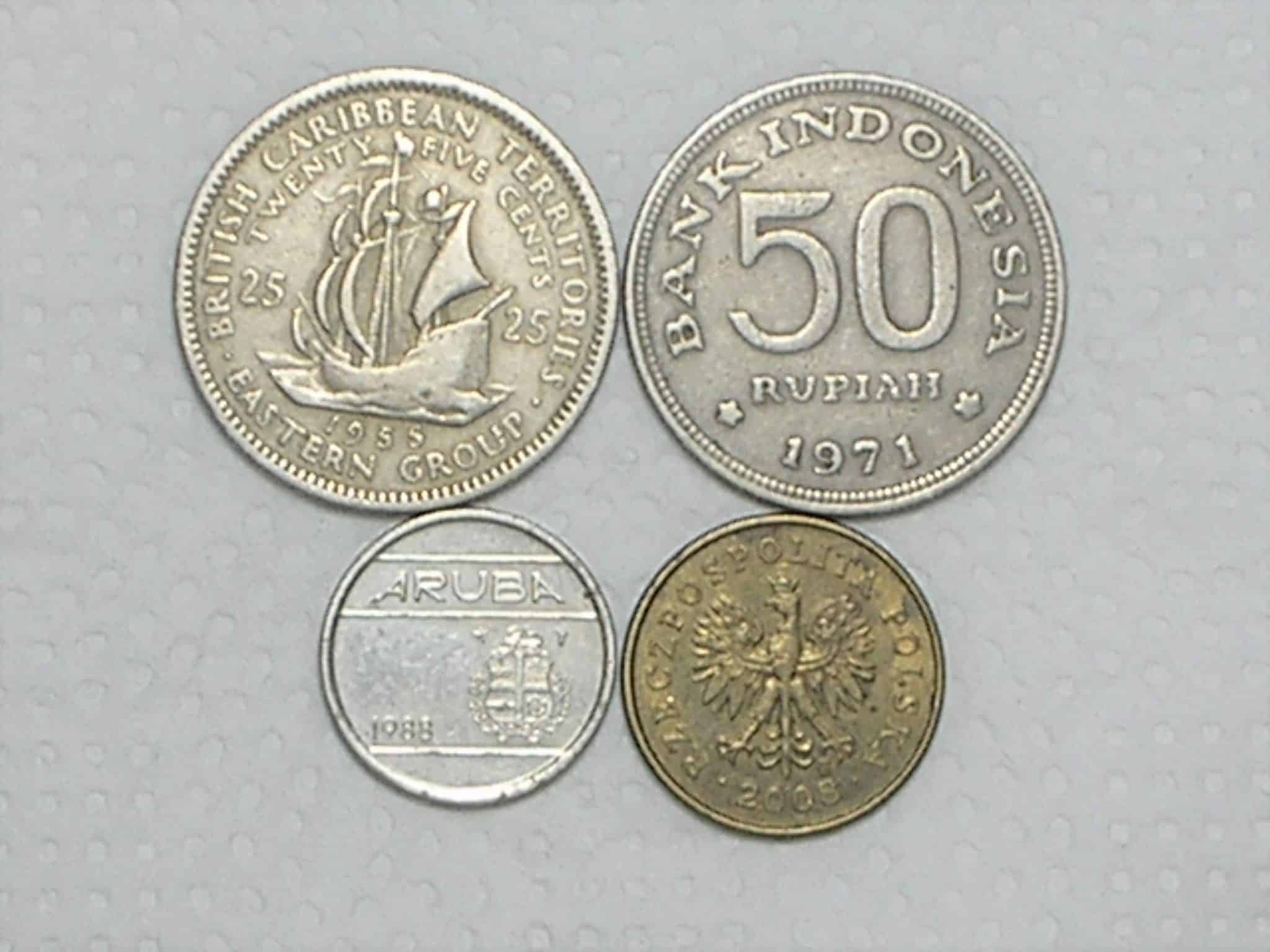 British Caribe) 25 Cens -1955 + Indonésia) 50 Rupiah - 1991 + Aruba) 5 Cents - 1988 + Polonia) 2 Grosze - 2008 / box47