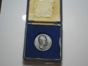 Medalha com estojo original Prins Carl Stockholm Rei da Suécia, redatada 1978, 33mm - 20 G. -Bronze / Soberba