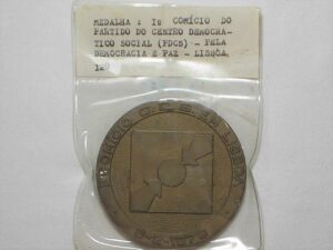 Medalha do 1º Comício do Partido do Centro Democratico Social (Pdcs) - 8-2-1976 / Pela democracia e Paz - Lisboa/Portugal - exemplar grande