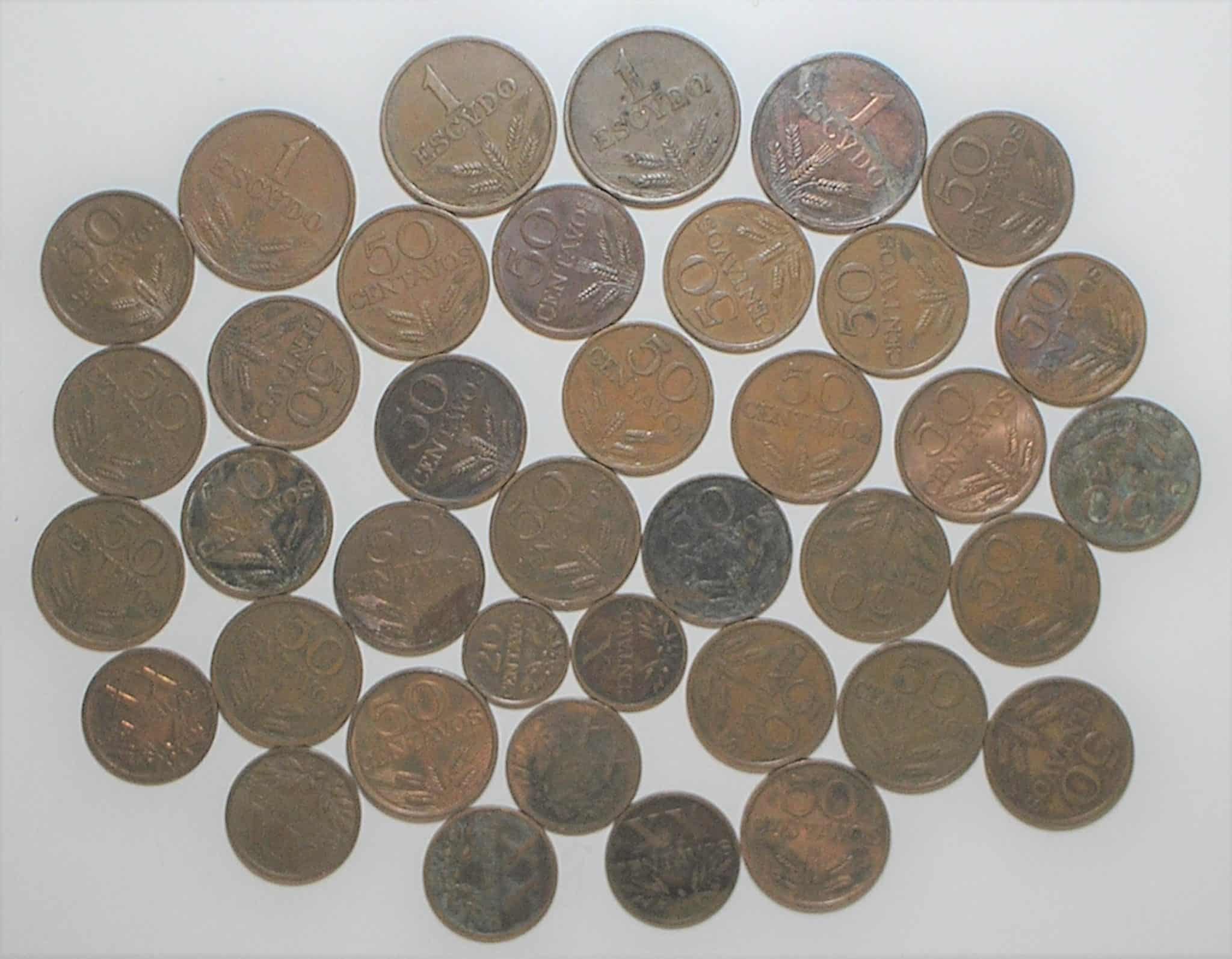 Portugal) 38 moedas de bronze X / XX e 50 Centavos + 1 Escudo - varias datas algumas iguais / m400