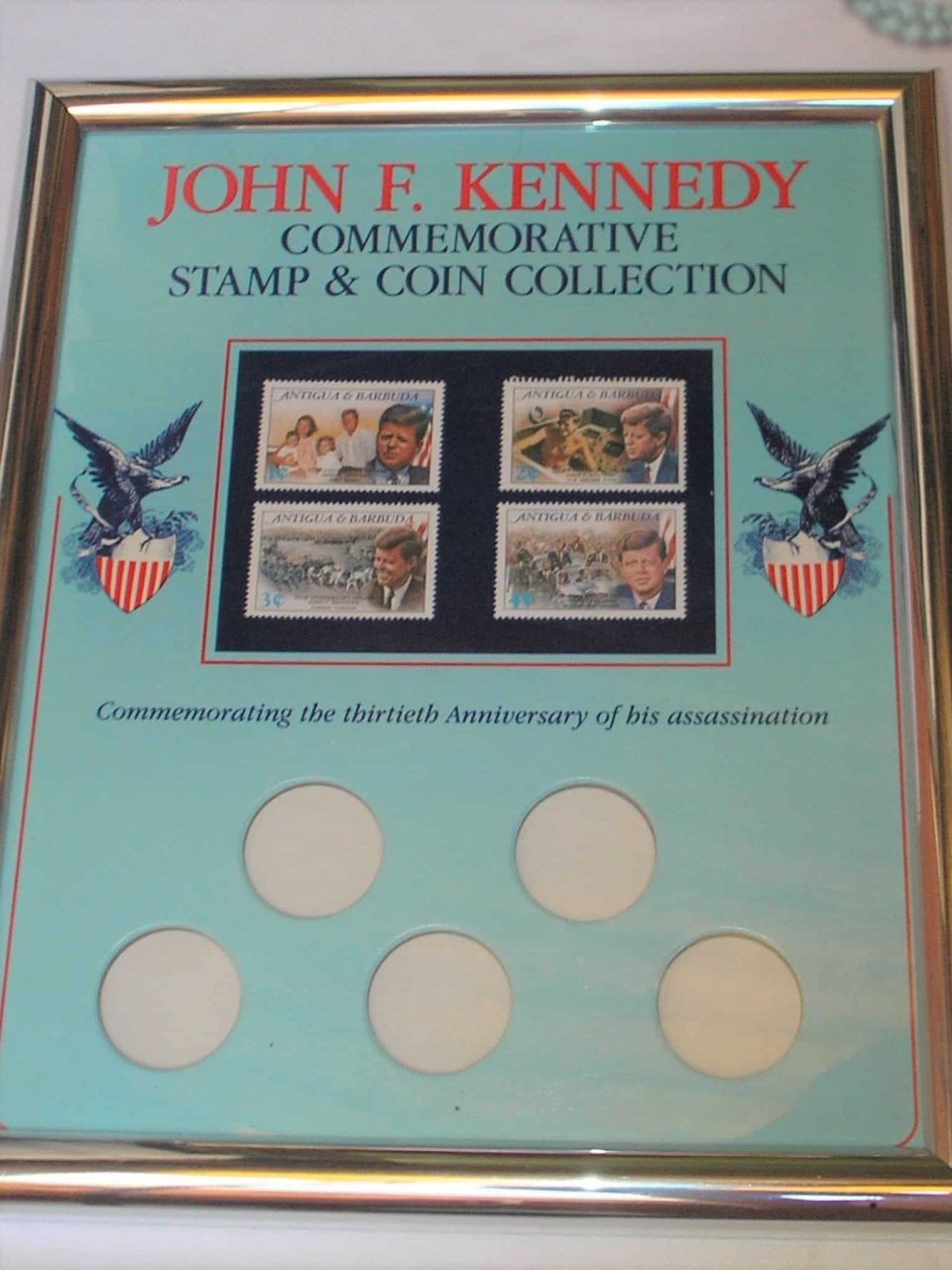 - Quadro de moedas com 4 Selos para exposição das 5 moedas de prata Half Dollar 1964/1964-d/1965/1966/1967 dos Estados Unidos em comemoração ao John F. Kennedy . Largura 22,5 x 27,5 centímetros