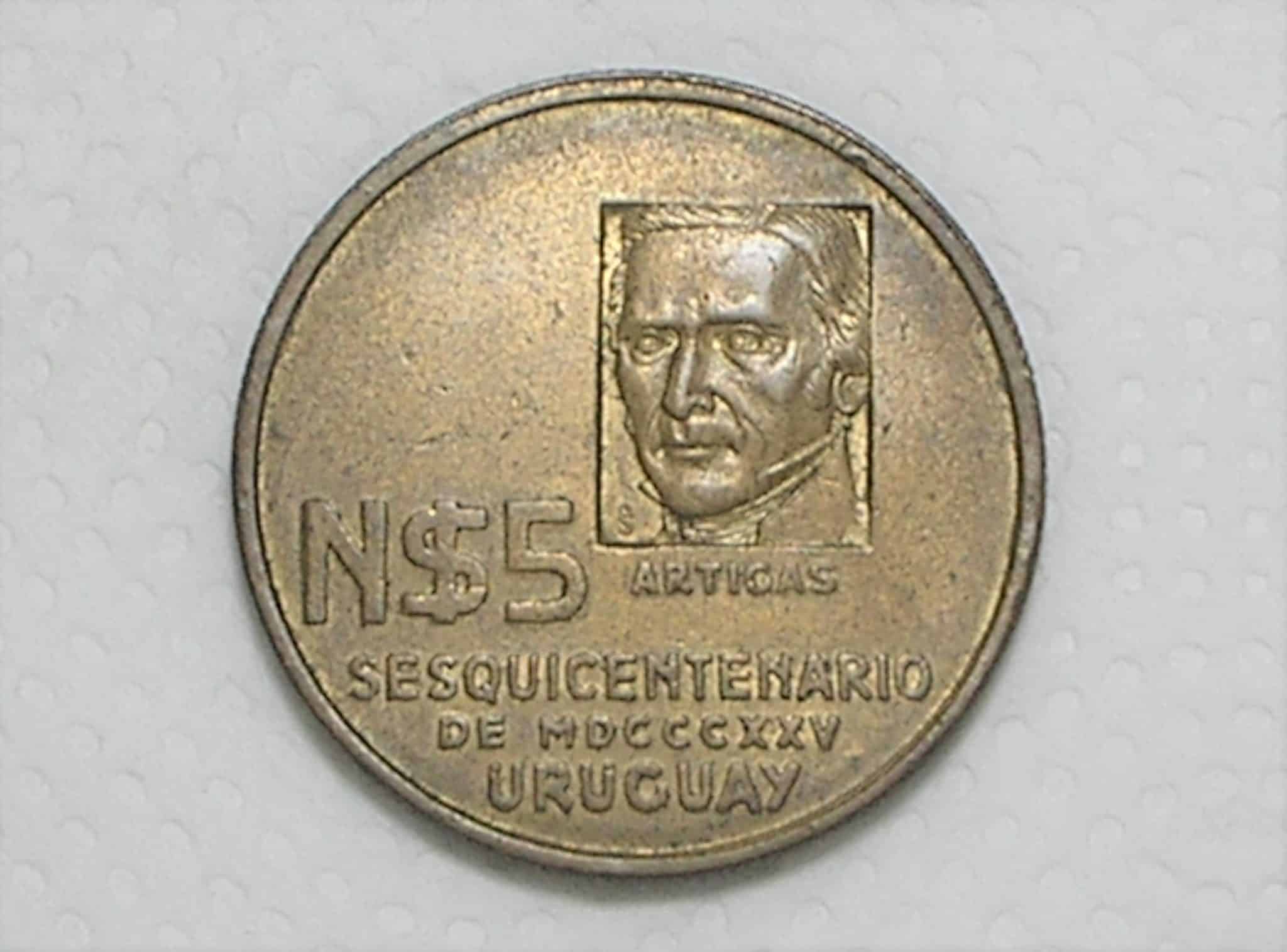 Uruguay) 5 Nuevos Pesos - 1975 - 150 anos da revolução Artigas / 32mm - 14g. / Co/Nil / Sob / box47.1