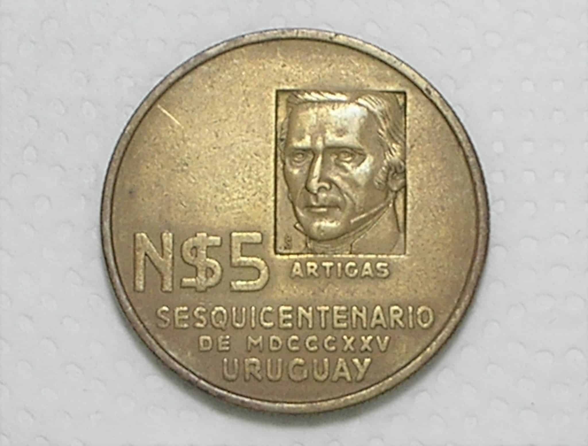 Uruguay) 5 Nuevos Pesos - 1975 - 150 anos da revolução Artigas / 32mm - 14g. / Co/Nil / Sob / box47.2