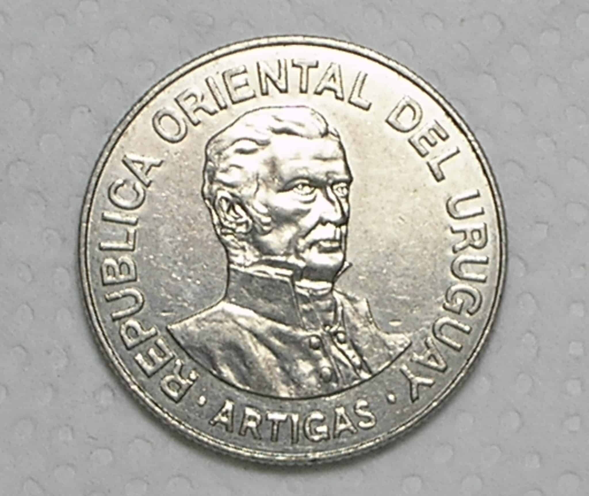 Uruguay) 500 Nuevos Pesos - 1989 / 29mm / Co/Ni / Sob / box47
