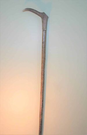 - Bengala ao estilo Africano com apoio feito de chifre de animal. Também excelente peça decorativa pode pendurar enfeitando o ambiênte - Tamanho 92 cm..