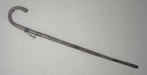 - Bengala de madeira talhada e toda decorada de procedência do Chile. Tamanho 70 cm.