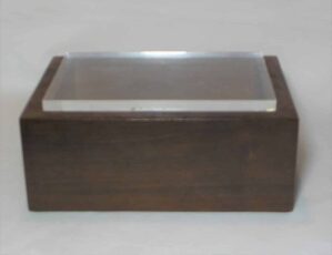 Caixa de madeira maciça Imbuia com tampa de galalite - pode servir de porta joias ---