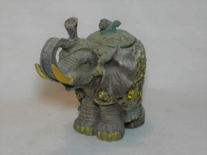 Elefante Indiano da sorte cinza com porta joias ricamente decorado e pintado