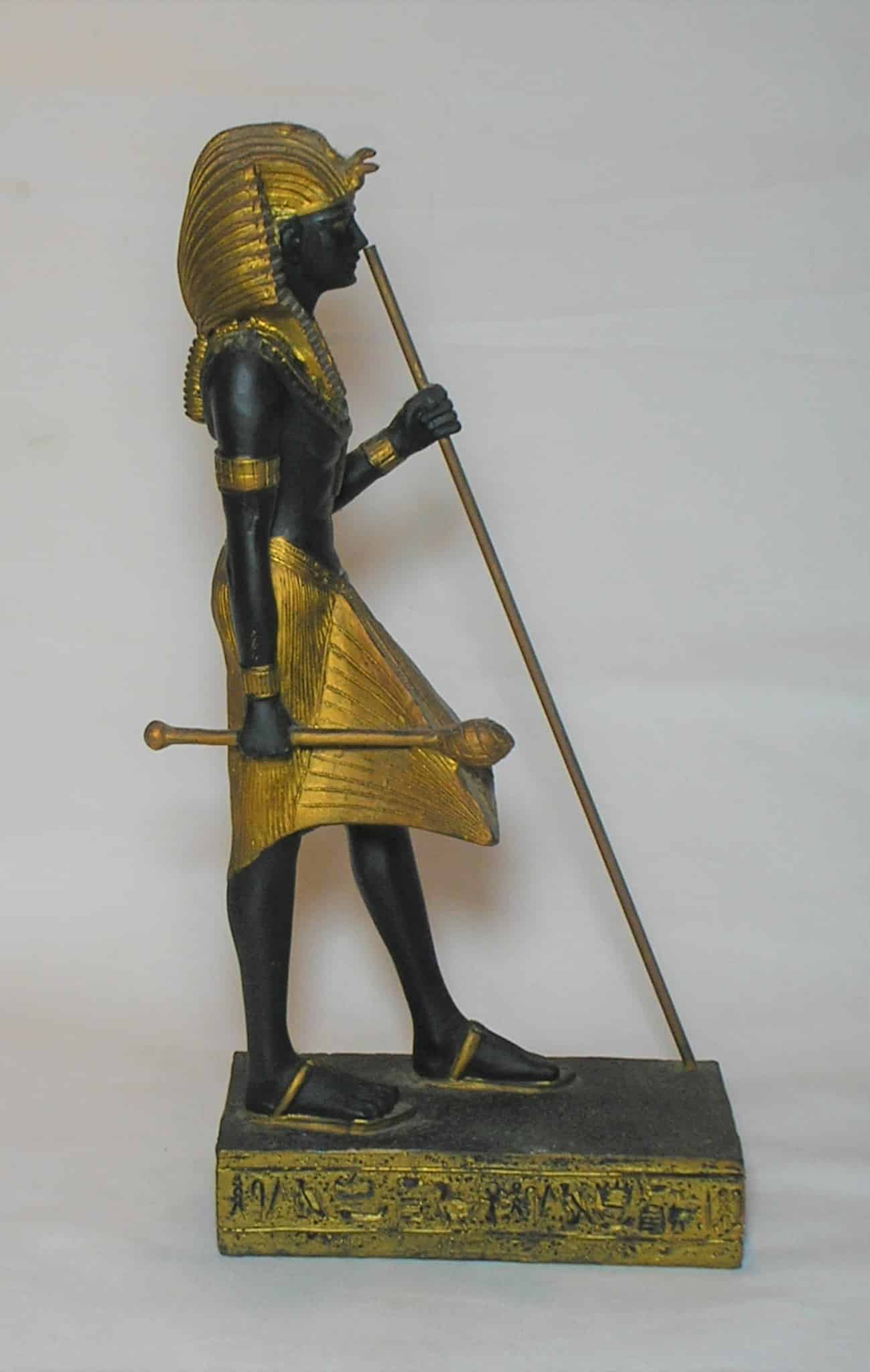 | Casa do Colecionador - Escultura egipcia representando soldado Guardião Egipcio da tumba de Tuthankamom com aplicações de amarelo representando Ouro