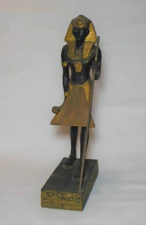 - Escultura egipcia representando soldado Guardião Egipcio da tumba de Tuthankamom com aplicações de amarelo representando Ouro