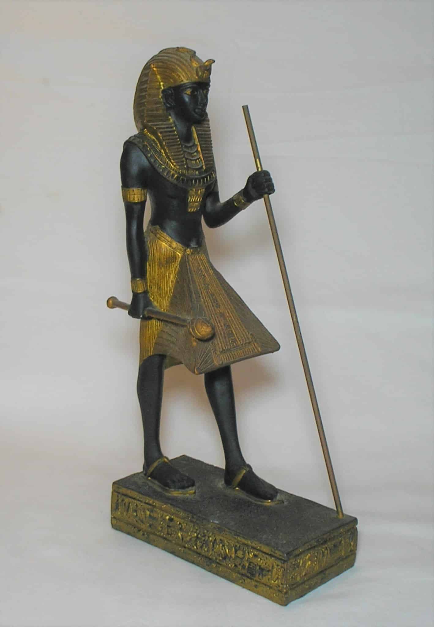 | Casa do Colecionador - Escultura egipcia representando soldado Guardião Egipcio da tumba de Tuthankamom com aplicações de amarelo representando Ouro