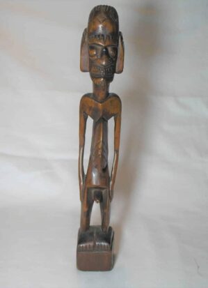 Escultura esculpida e talhada em madeira na forma facial de carranca no estilo Africano em pé ereto ---