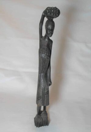 Escultura esculpida e talhada em madeira no estilo Africana carregando seus pertences. Rico em detalhes. --- importado