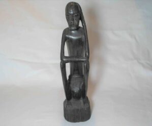 Escultura esculpida e talhada em madeira no estilo Africana sentada --- importado