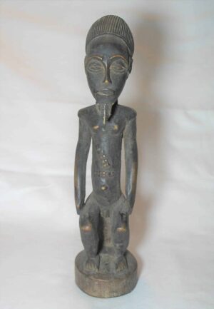 Escultura esculpida e talhada em madeira no estilo Africano sentado em seu banco. Rico em detalhes --- importado.