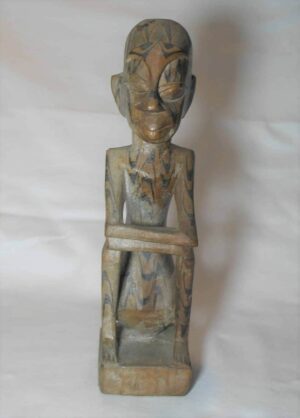 Escultura esculpida e talhada em madeira no estilo Africano sentado. Rico em detalhes ---