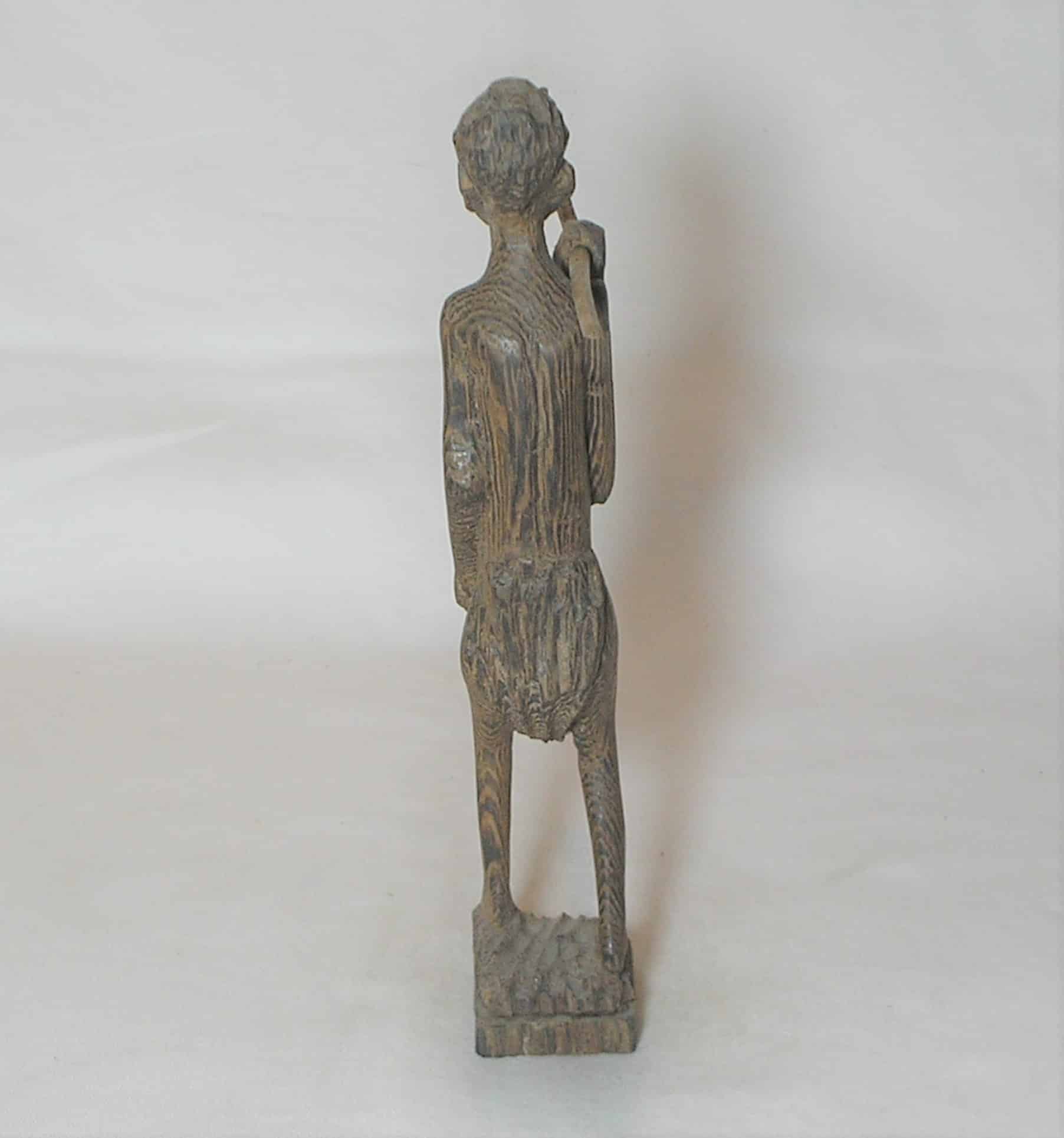 | Casa do Colecionador Escultura esculpida e talhada em madeira no estilo de homem nativo de uma tribo Africana