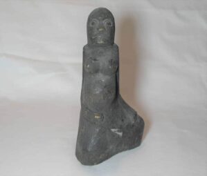 Escultura esculpida e talhada em madeira no estilo de mulher Africana grávida representando fruto da vida --- importado.---