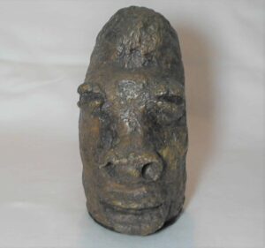 Escultura esculpida e talhada em madeira no estilo de um rosto Africano ---