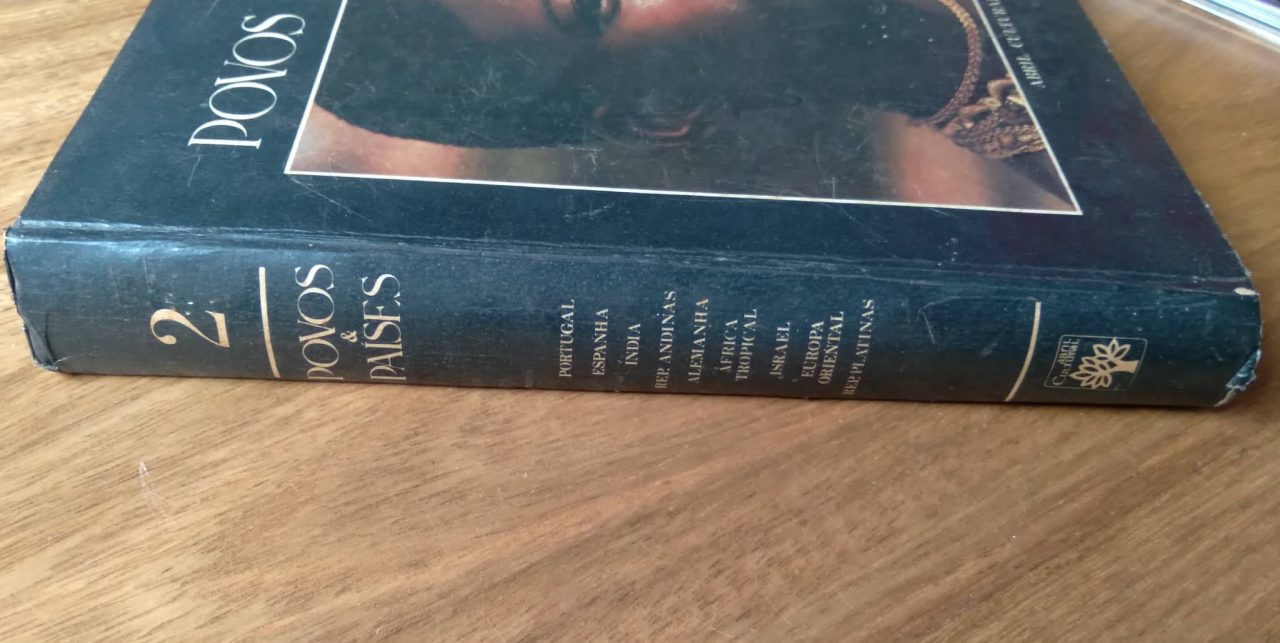 | Casa do Colecionador Livro capa dura Povos e Países 2. Ed Abril.