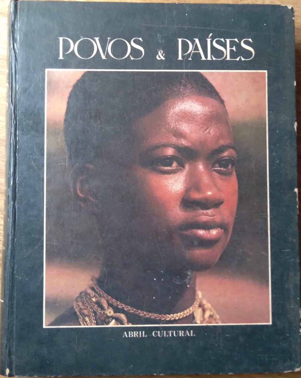 | Casa do Colecionador Livro capa dura Povos e Países 2. Ed Abril.