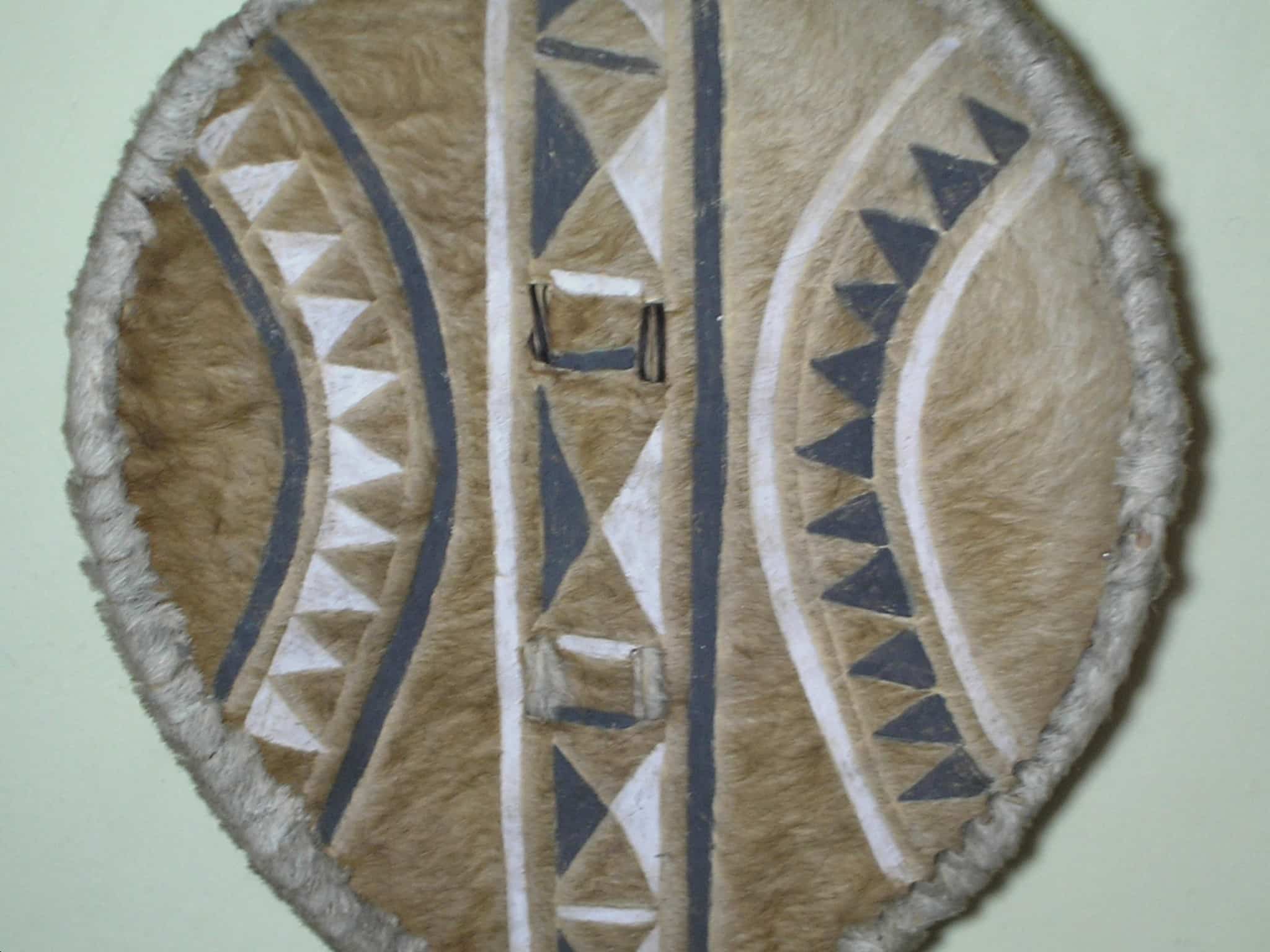 | Casa do Colecionador - Belíssimo artesanato em forma de escudo todo confeccionado e trabalhado em couro por peles de animais de origem Africana - Produto antigo Confeccionado para colecionadores belíssima obra de arte, lidissimo para pendurar e enfeitar o ambiênte fica lindo.