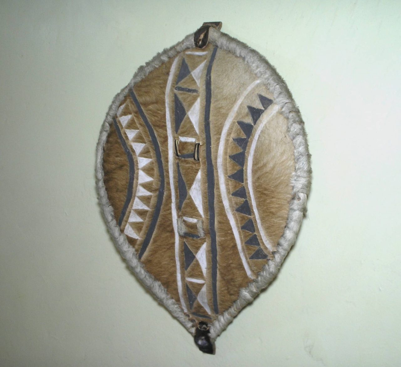 | Casa do Colecionador - Belíssimo artesanato em forma de escudo todo confeccionado e trabalhado em couro por peles de animais de origem Africana - Produto antigo Confeccionado para colecionadores belíssima obra de arte, lidissimo para pendurar e enfeitar o ambiênte fica lindo.