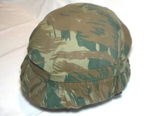 : Capacete militar da - com forro de camuflagem - excelente para colecionador e ótima recordação