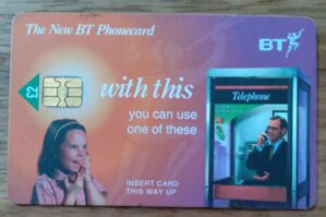 Cartão telefone Inglaterra BT chip 1998. Menina telefonando.