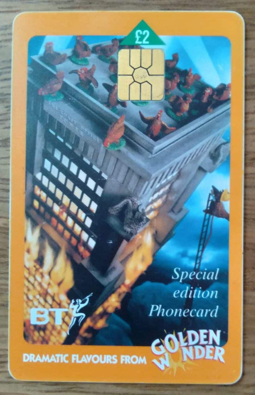 Cartão telefone Inglaterra BT Chip 1999. Midia Golden Wonder drama prédio em chamas.