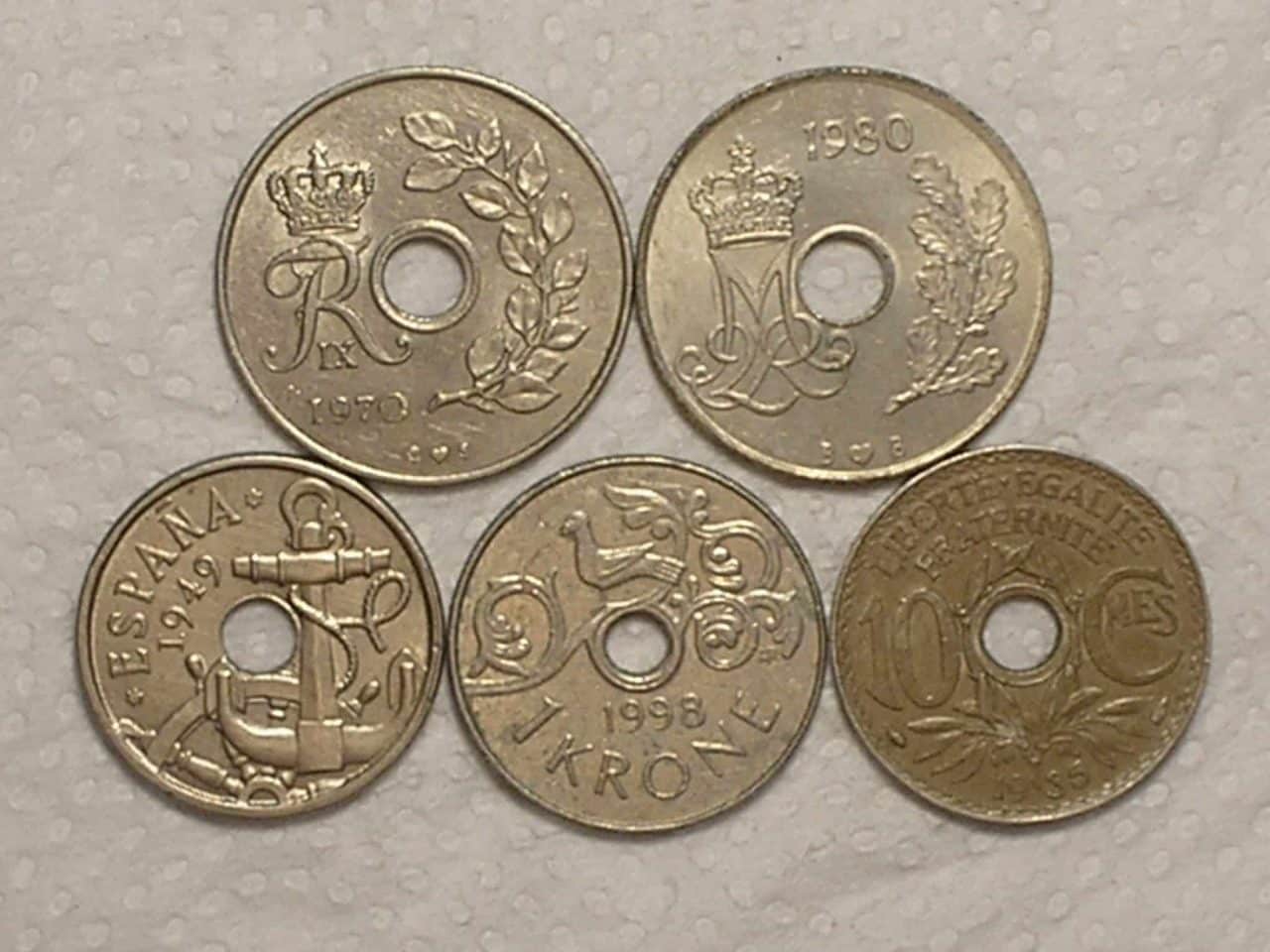 Dinamarca) 25 Ore - 1970/1980 + França) 10 Centimes - 1935 + Noruega) 1 Krone - 1998 + Espanha) 50 Centimos - 1949 / Holed center / box47