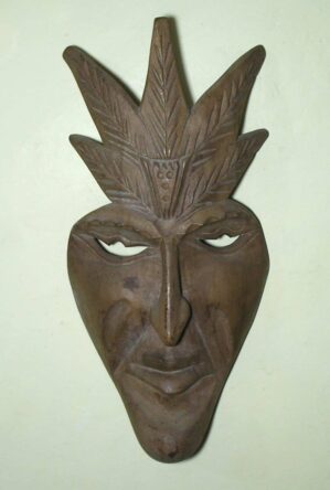 = Escultura de Origem Africana esculpida e talhada em madeira na forma de mascara para dança de tribo - em madeira com vestígio de policromia. Linda peça para decoração do ambiente / para pendurar