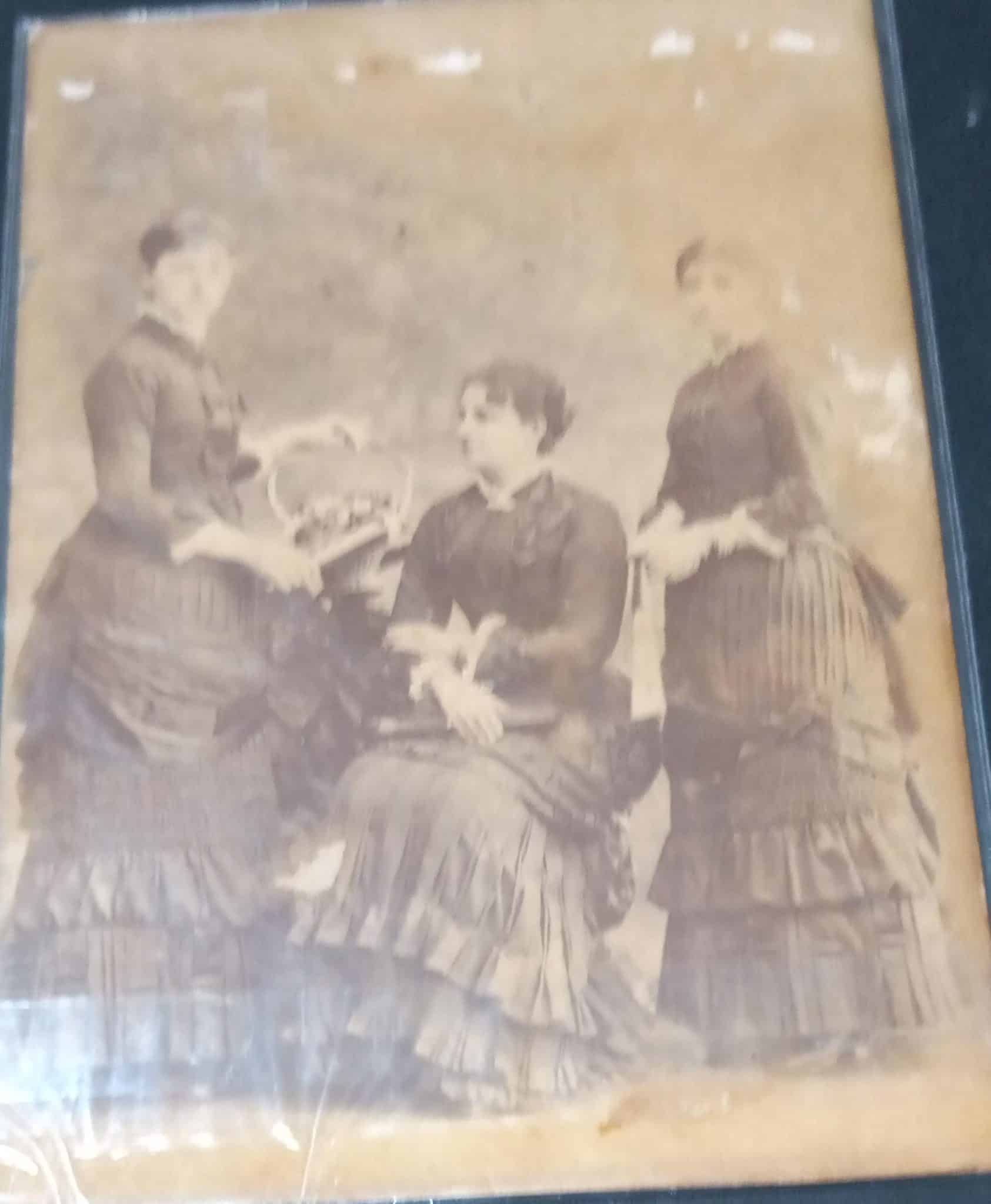 Antiga Fotografia Tres Mulheres Trajando Trajando Vestimenta de Epoca Inicio Seculo Vinte Formato Postal scaled Casa do Colecionador